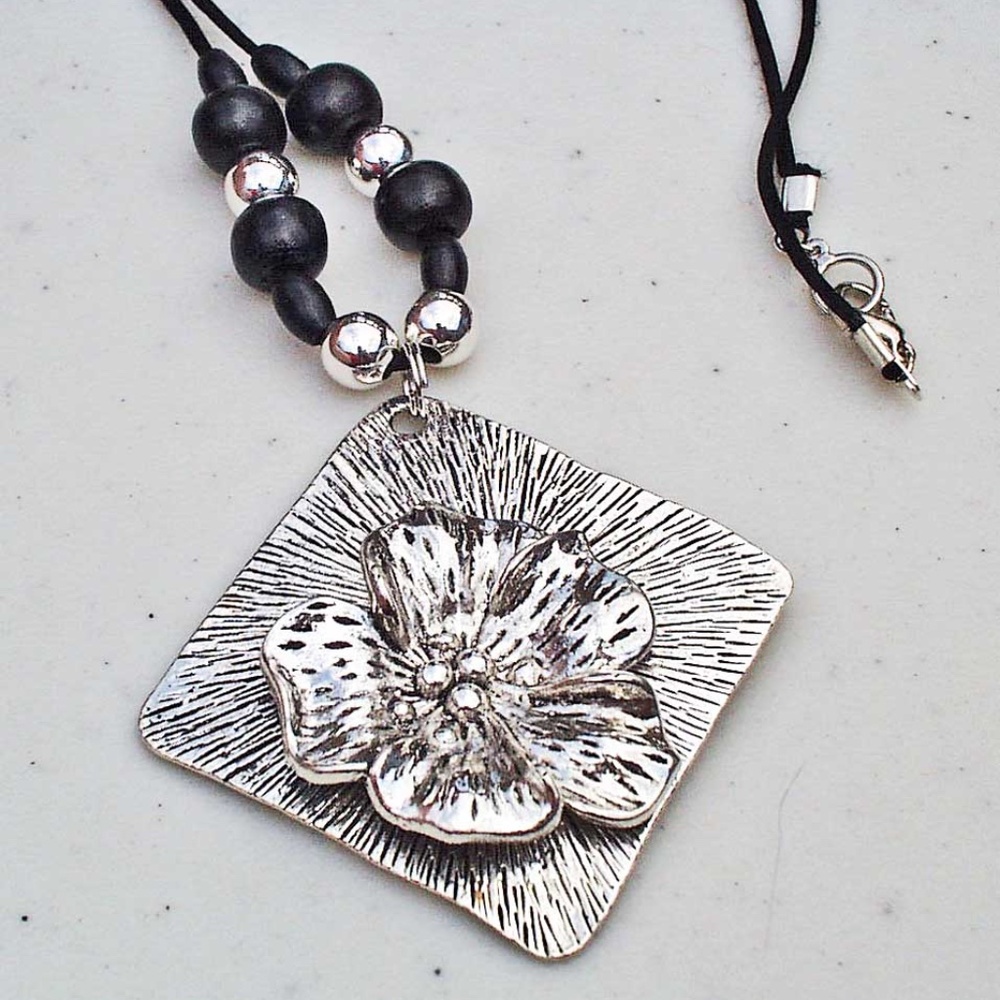 SILVER TONE SQUARE WITH RAISED FLOWER CONTEMPORARY NECKLACE, 22 INCHES LONG,